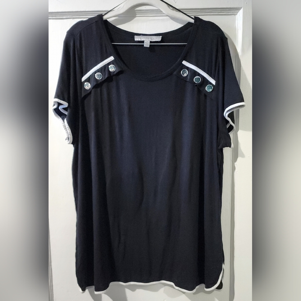 🌺Suzy Shier Black and White Button-Accent Tee🌸